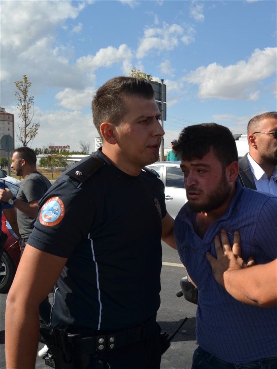 Aksaray'da arama yapılan iş yerinden araçla kaçmaya çalışan şüpheliler yakalandı