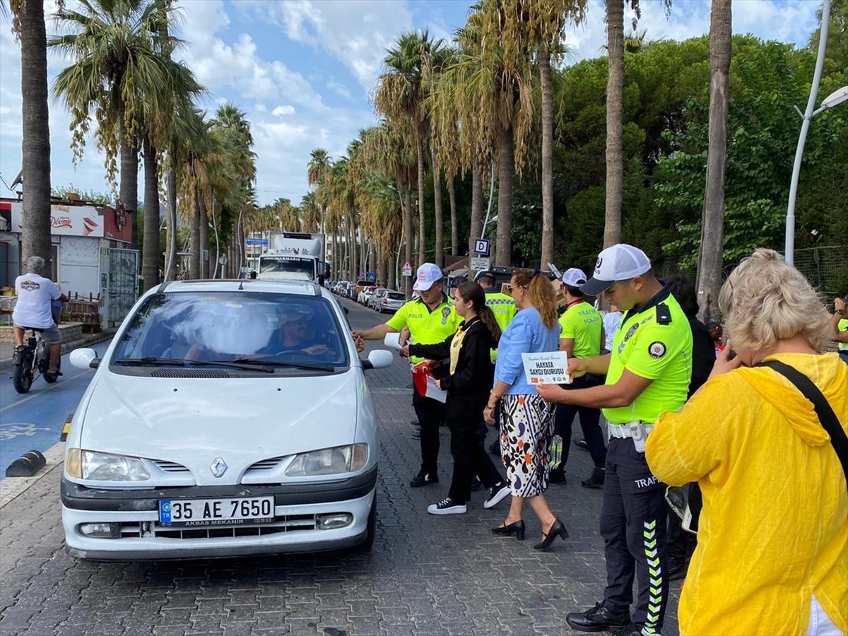Antalya, Muğla ve Isparta'da yaya geçitleri “yayalara öncelik” için kırmızıya boyandı
