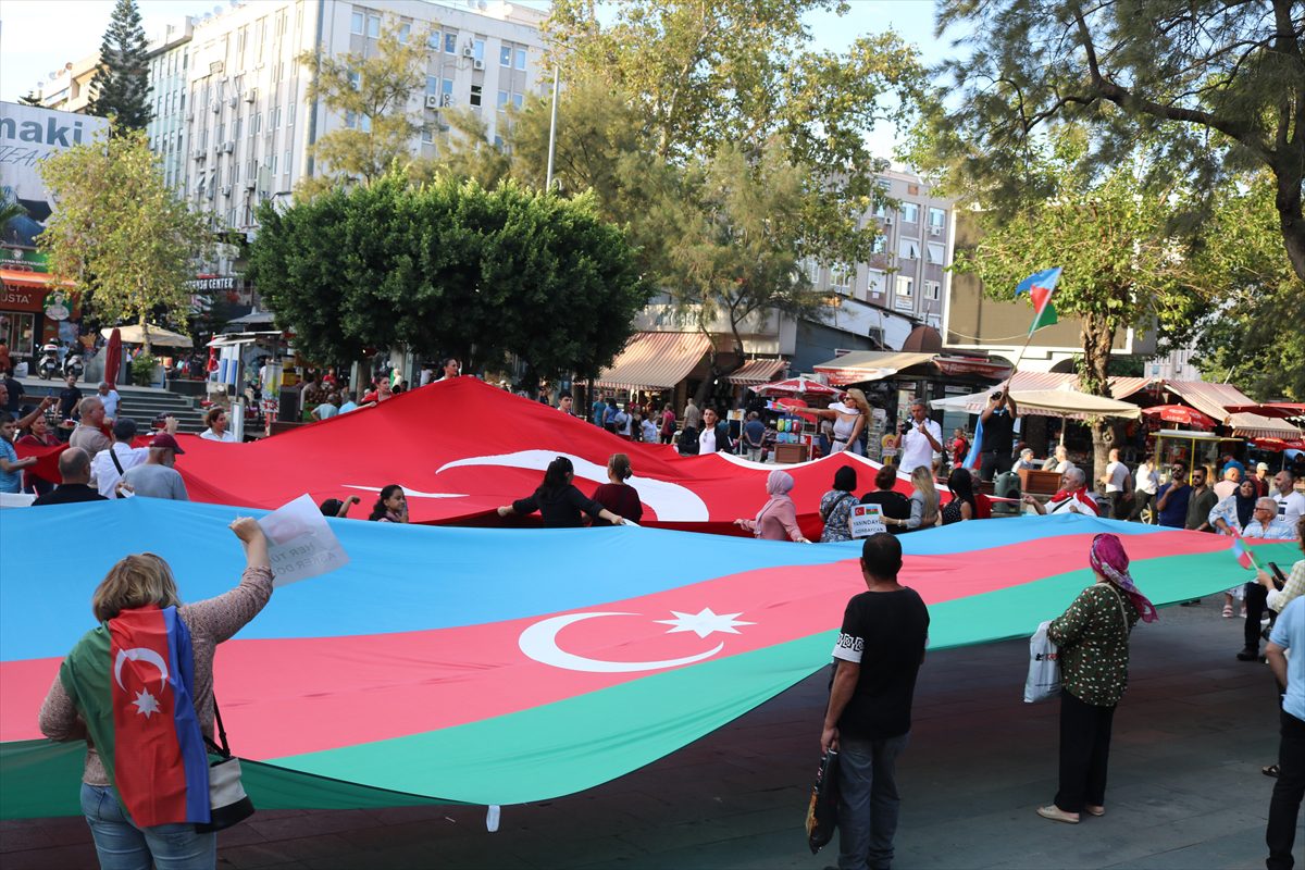 Antalya'da yaşayan Azerbaycanlılar Ermenistan'a tepki gösterdi