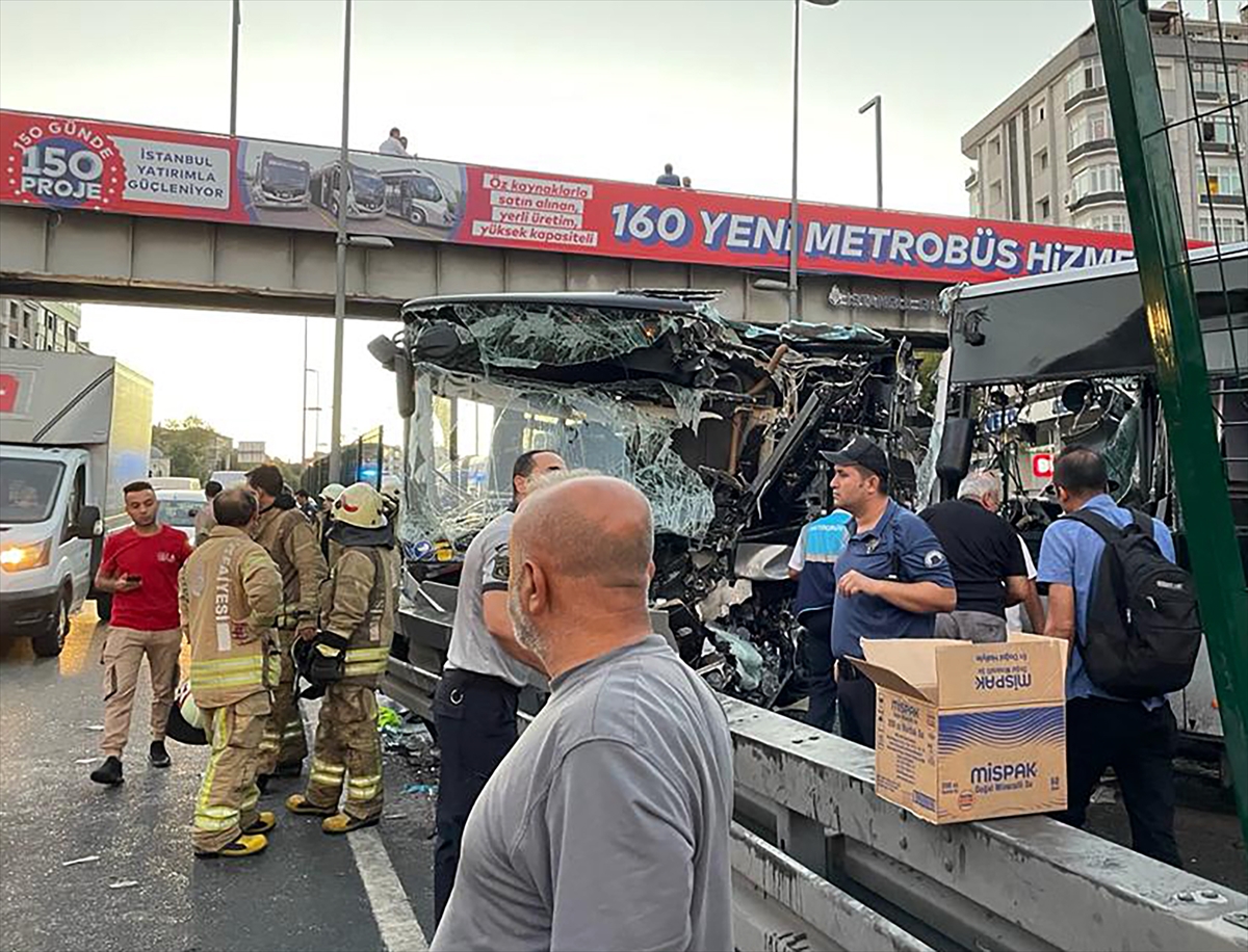 GÜNCELLEME 2 – Avcılar'da metrobüsler çarpıştı