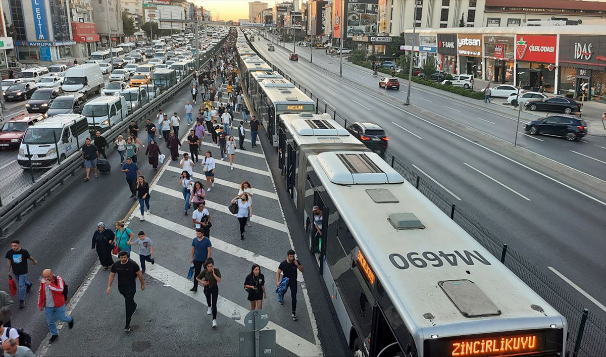 İstanbul Valisi Ali Yerlikaya, Avcılar'da meydana gelen metrobüs kazasında 42 kişinin yaralandığını bildirdi.