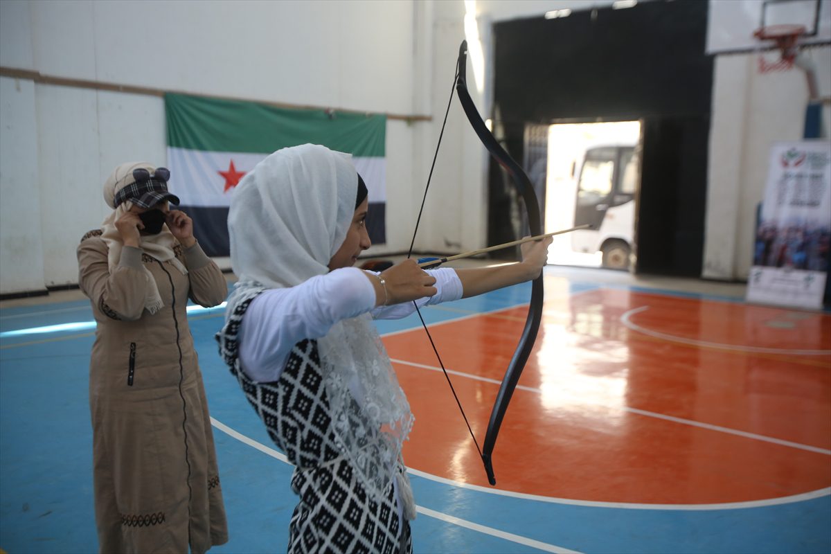 Azez'de Suriyeli çocuklara okçuluk eğitimi veriliyor