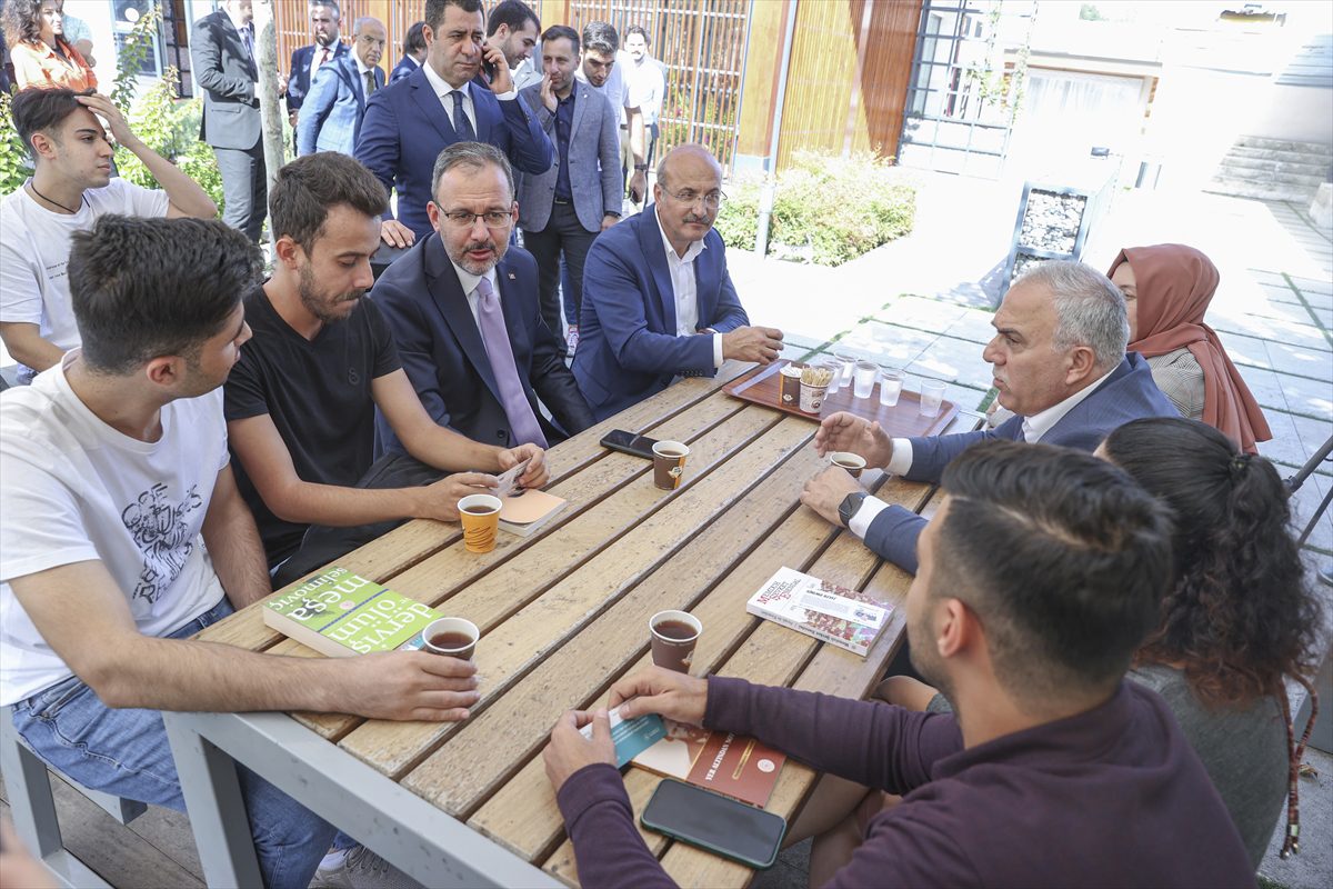 Bakan Kasapoğlu, İstanbul'da “Yüz Yüze 100 Gün” programına katıldı