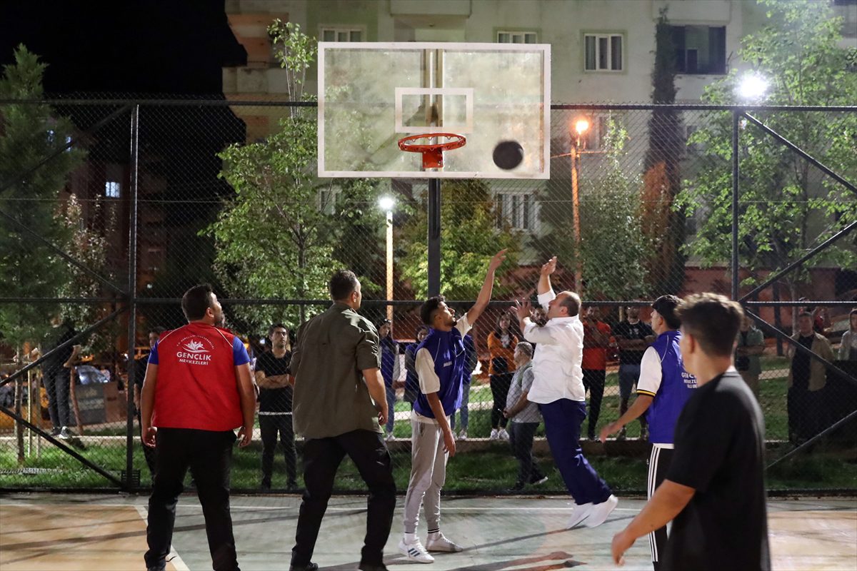 Bakan Varank, gençlerle basketbol oynadı