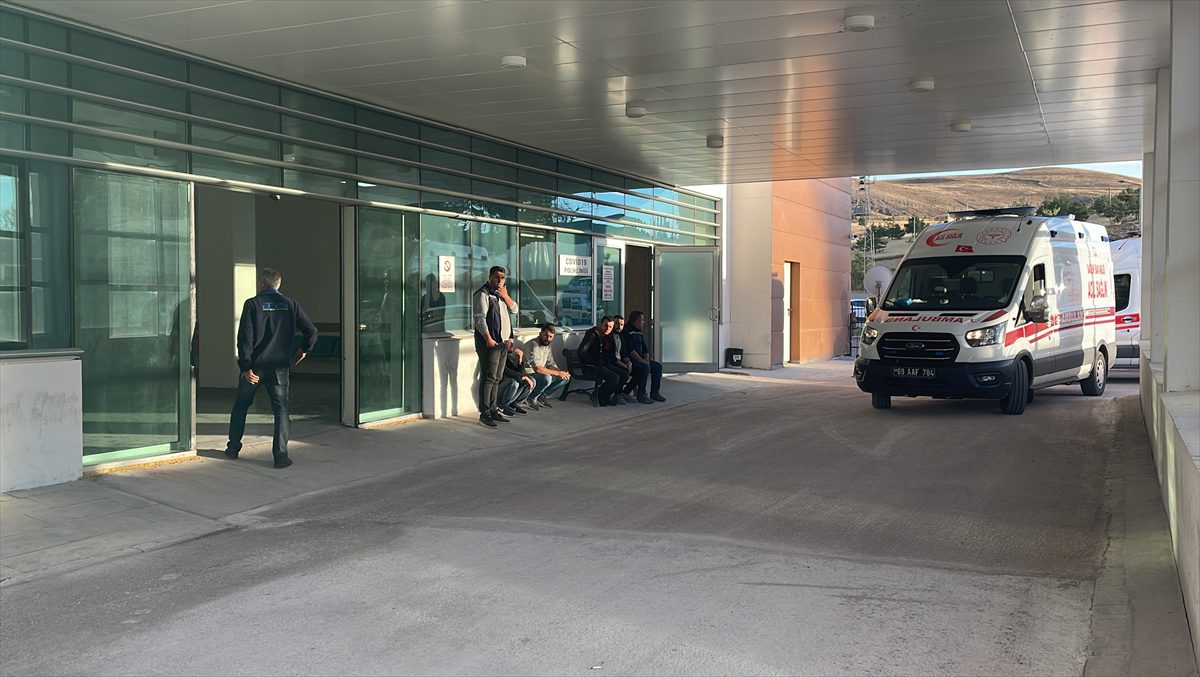 Bayburt'ta elektrik akımına kapılan iki işçiden biri öldü