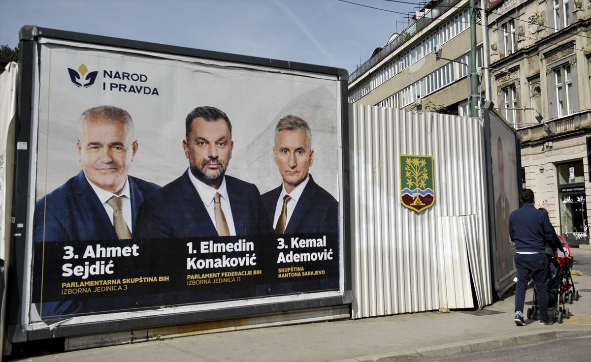 Bosna Hersek'teki seçim yaklaşırken, sokakları aday ve parti afişleri kapladı