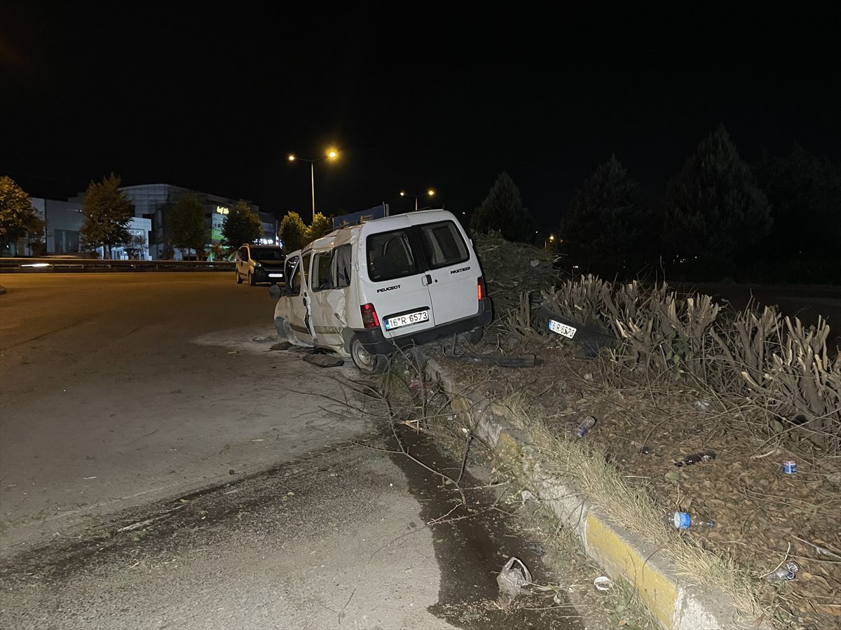 Bursa'da bariyerlere çarpıp ağaçları deviren aracın sürücüsü yaralandı