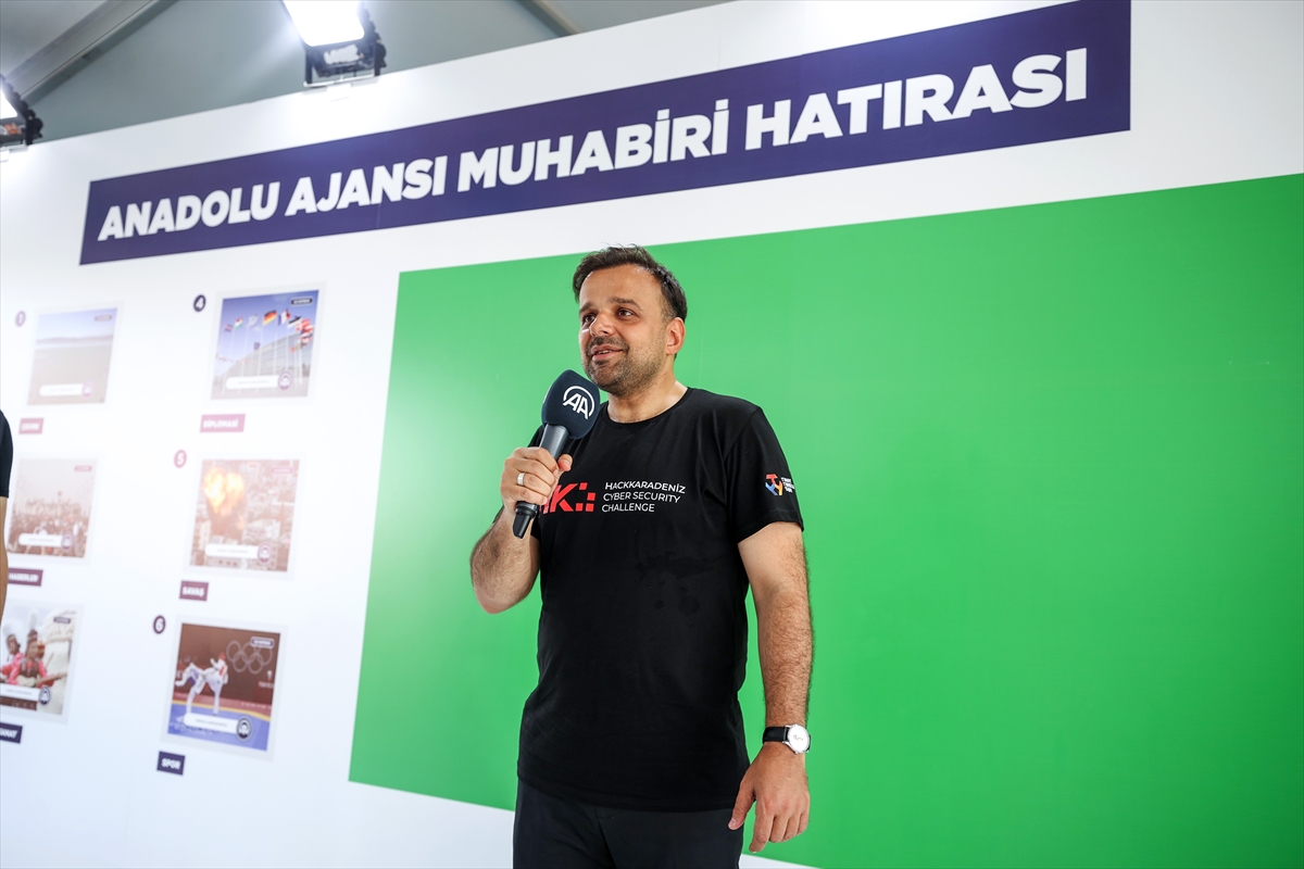 Dijital Dönüşüm Ofisi Başkanı Koç, TEKNOFEST KARADENİZ'de AA standını ziyaret etti