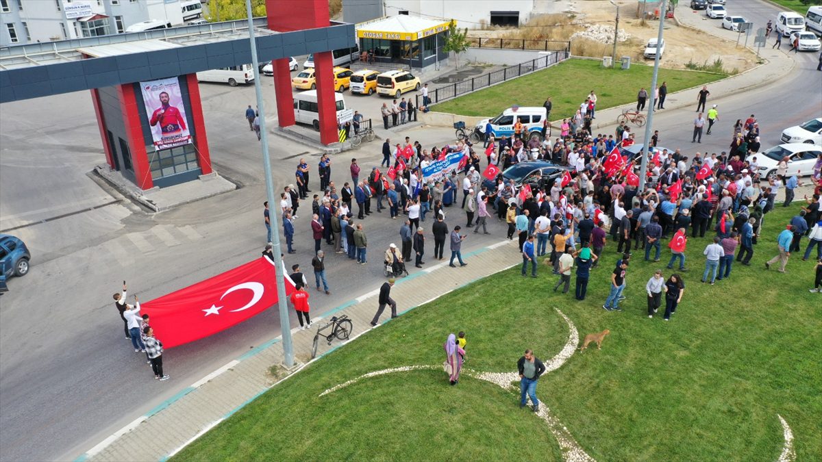 Dünya şampiyonu güreşçi Burhan Akbudak, memleketinde coşkuyla karşılandı