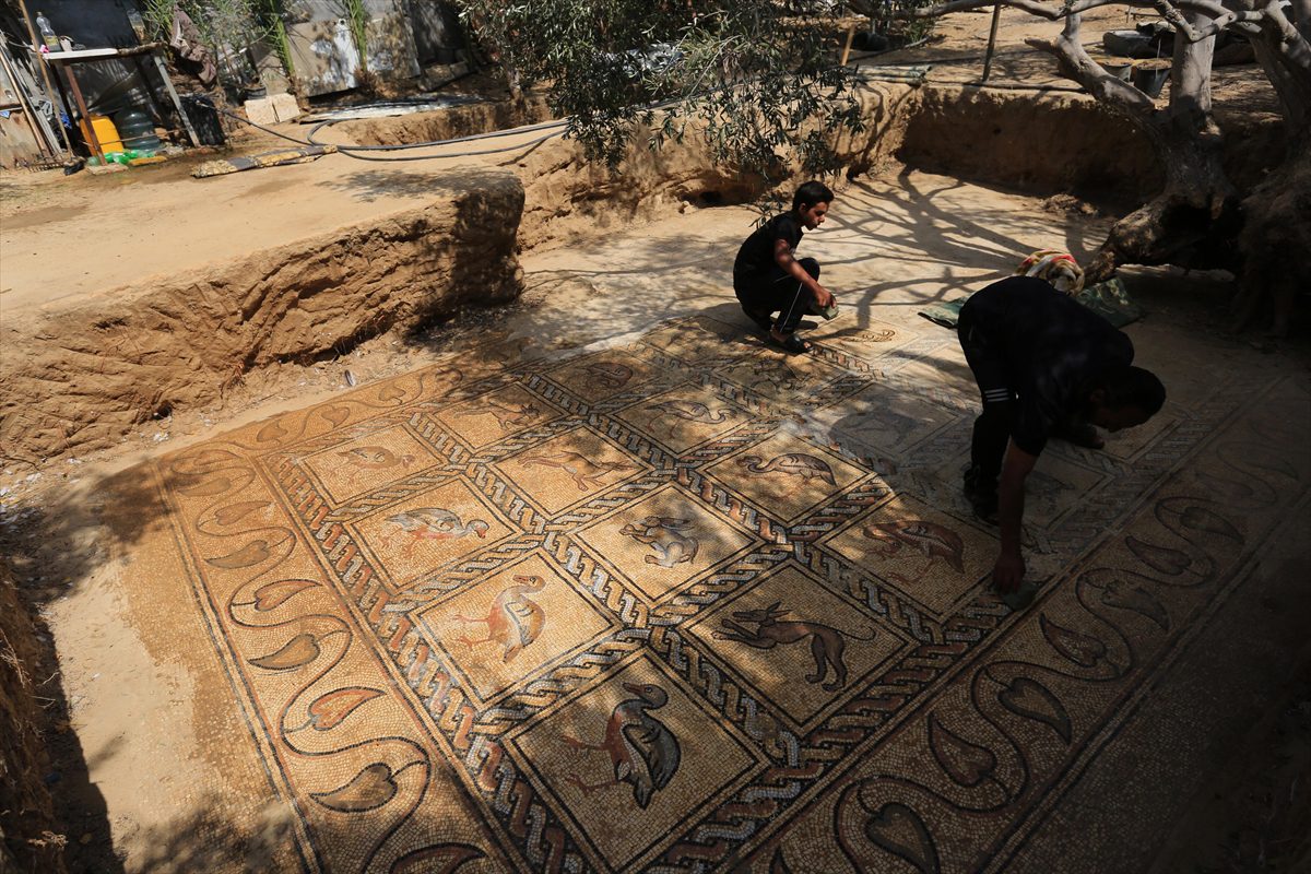 Filistinli çiftçi, Gazze’deki tarlasında Bizans dönemine ait mozaik keşfetti