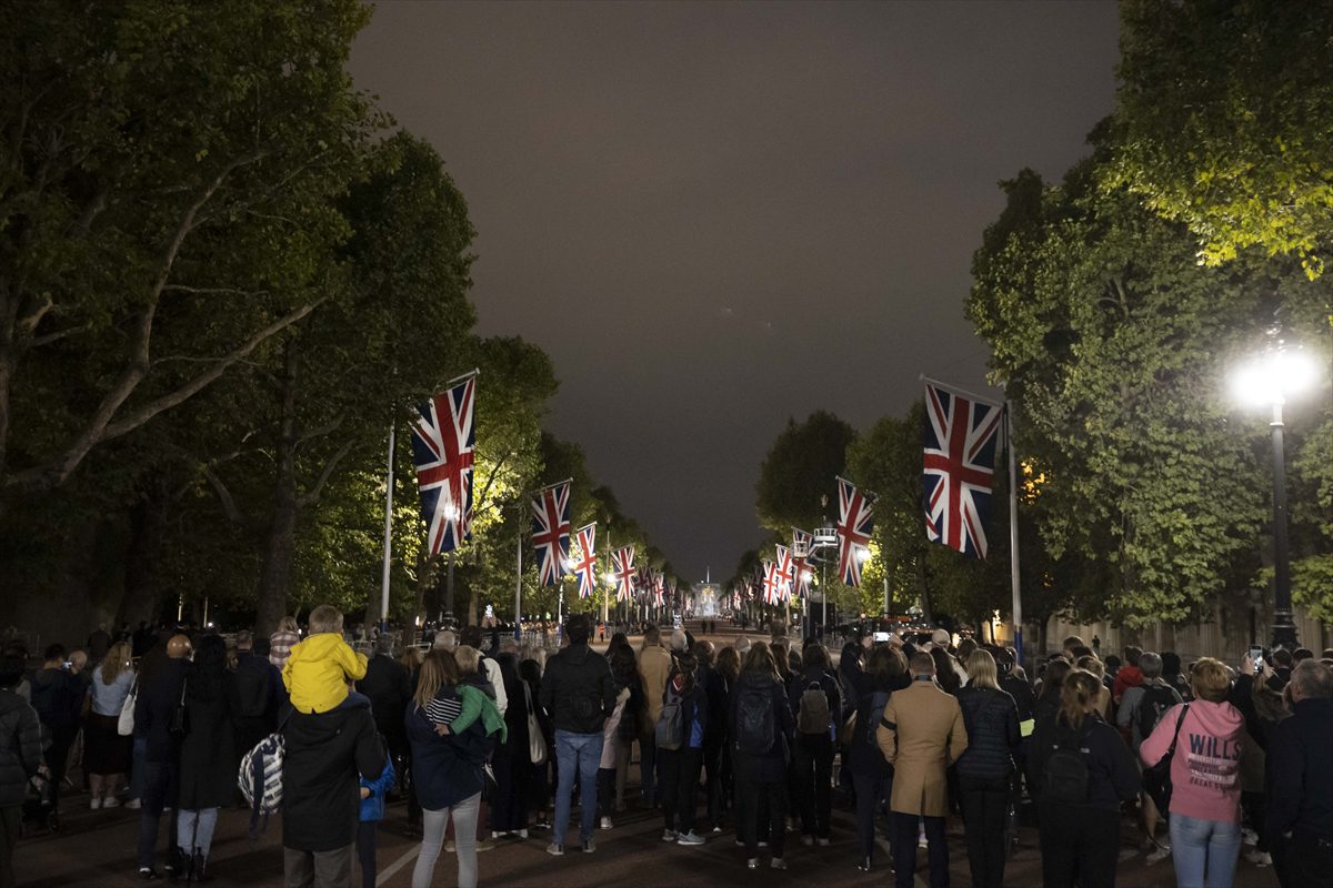 İngiltere'de Kraliçe 2. Elizabeth anısına 1 dakikalık saygı duruşu yapıldı