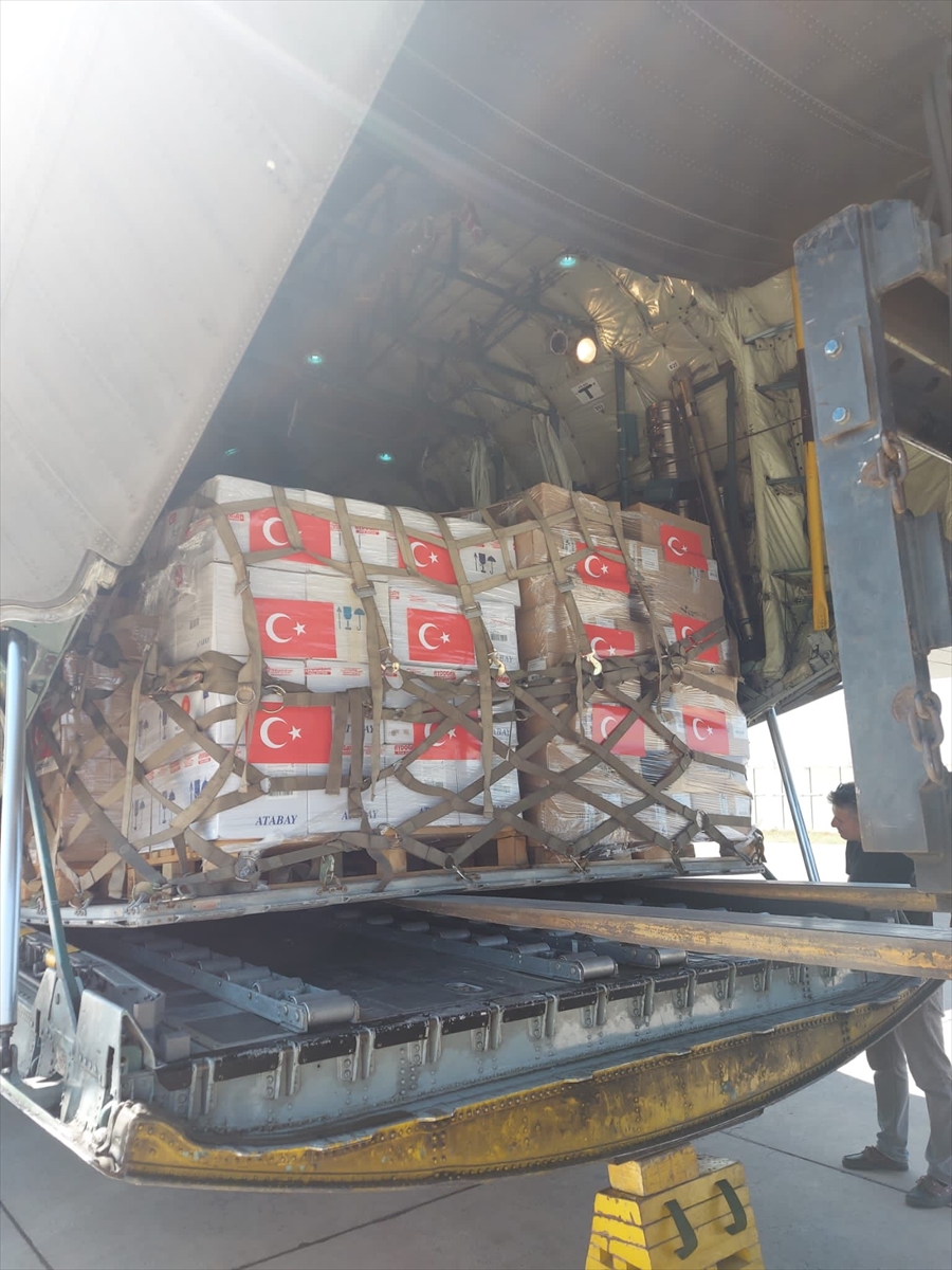 İnsani yardım malzemelerini taşıyan 11'inci uçak Pakistan'a ulaştı