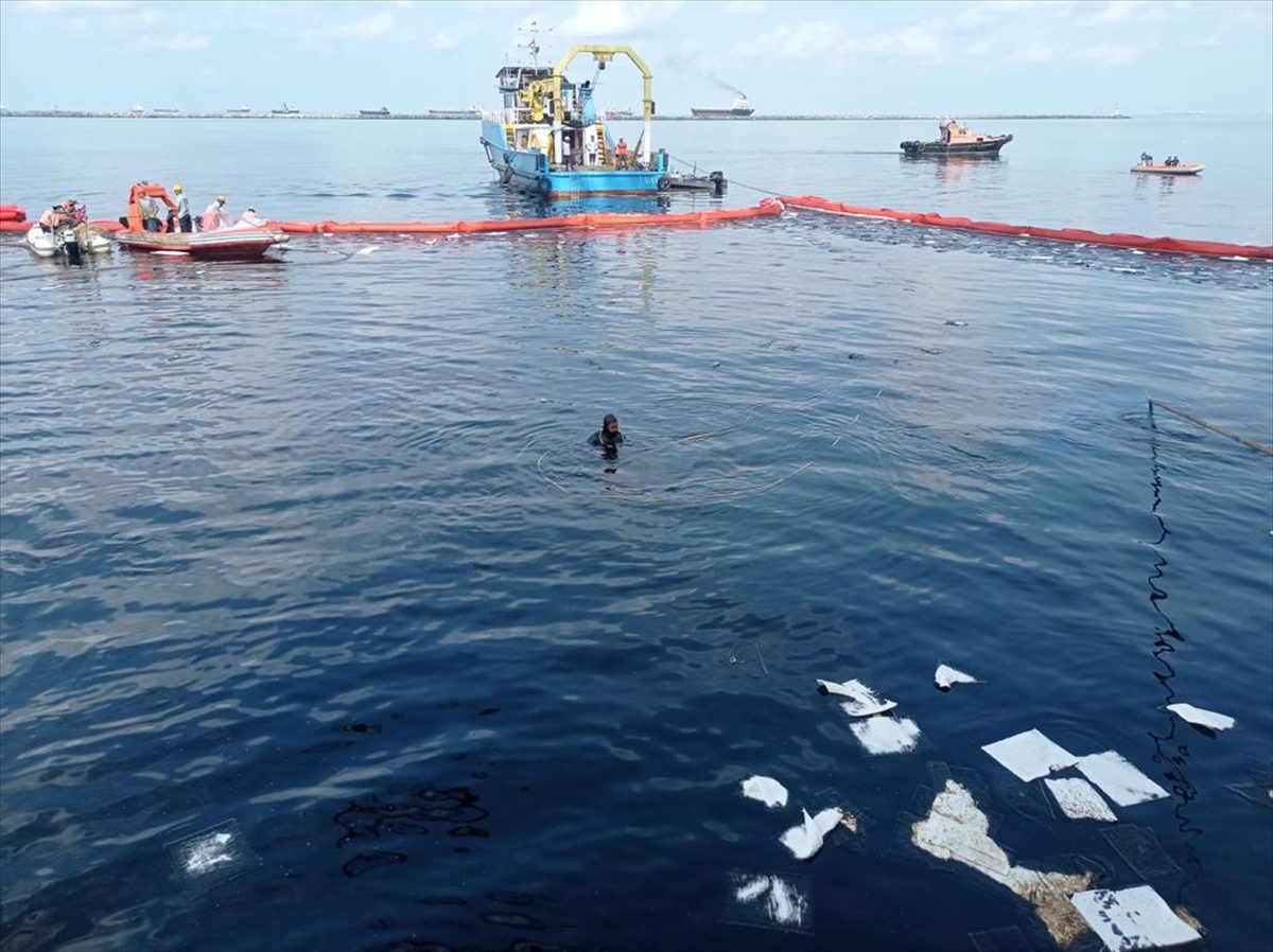 İskenderun Limanı'nda batan gemideki yağ ve yakıt sızıntısı önlendi
