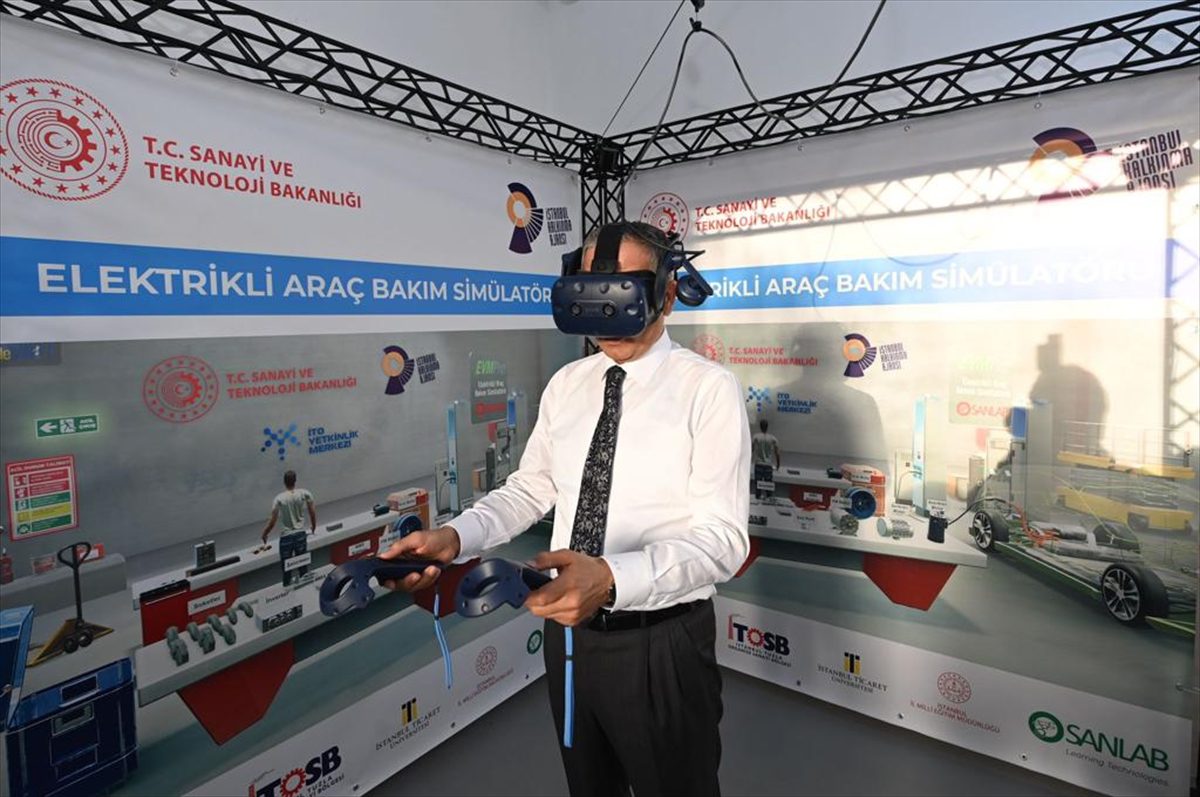 İstanbul Valisi Yerlikaya elektrikli araç bakım simülatörünü test etti