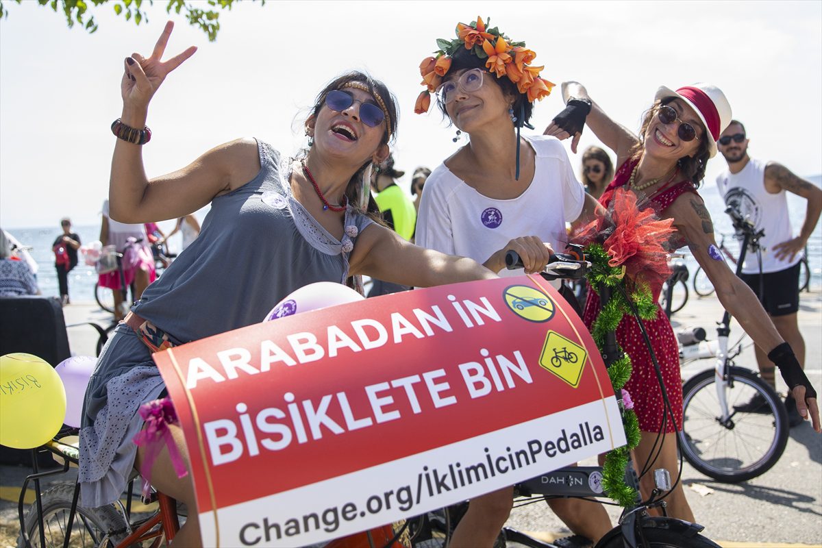 İstanbul'da kadınlar “özgürlük ve temiz çevre” için pedal çevirdi