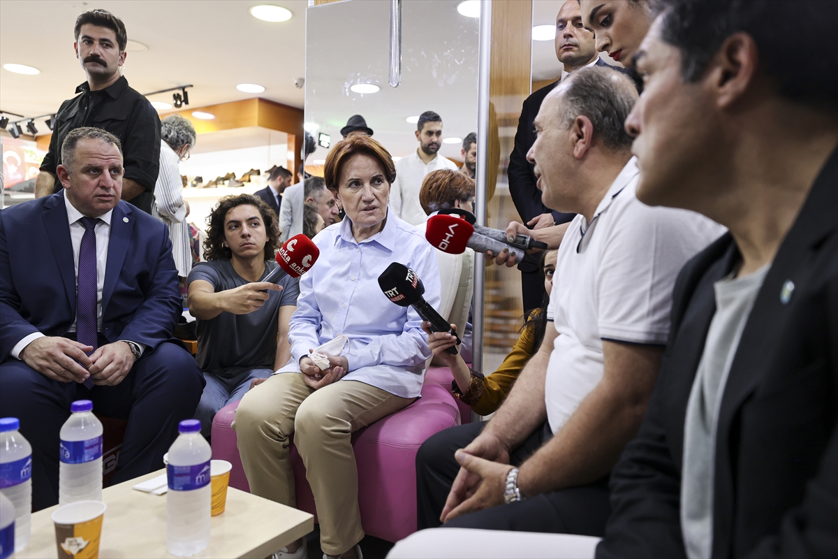 İYİ Parti Genel Başkanı Akşener, İstanbul'da esnaf ziyaretinde bulundu