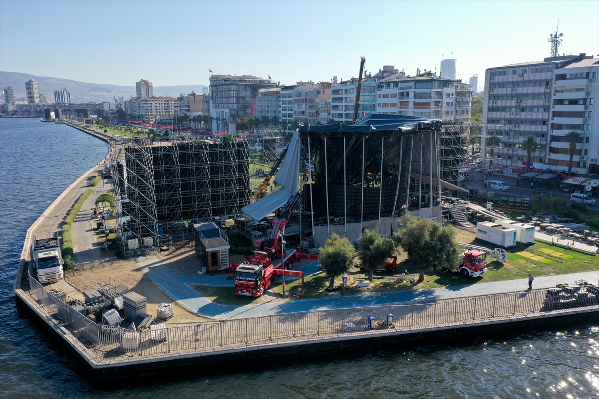 GÜNCELLEME 2 – İzmir'de Tarkan konseri için kurulurken çöken sahne kaldırılıyor