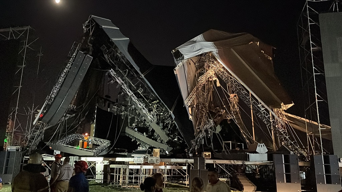 İzmir'de etkinlikler için kurulan sahnenin çökmesi sonucu 1 kişi yaralandı