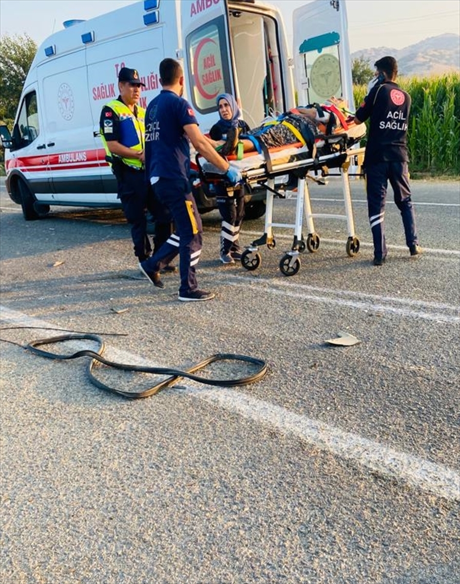 İzmir'de tarım işçilerini taşıyan traktörle kamyon çarpıştı, bir kişi öldü, 13 kişi yaralandı