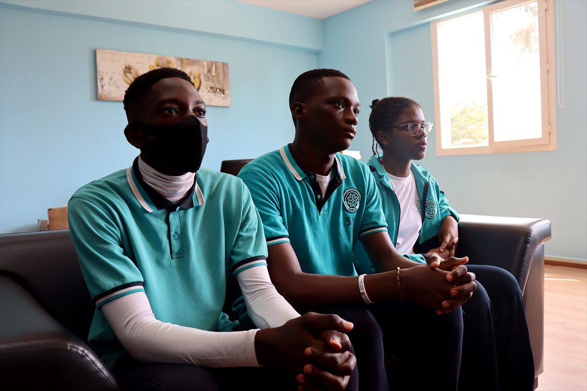 Kamerun'da Türkiye Maarif Okulu öğrencisi ülke birincisi oldu
