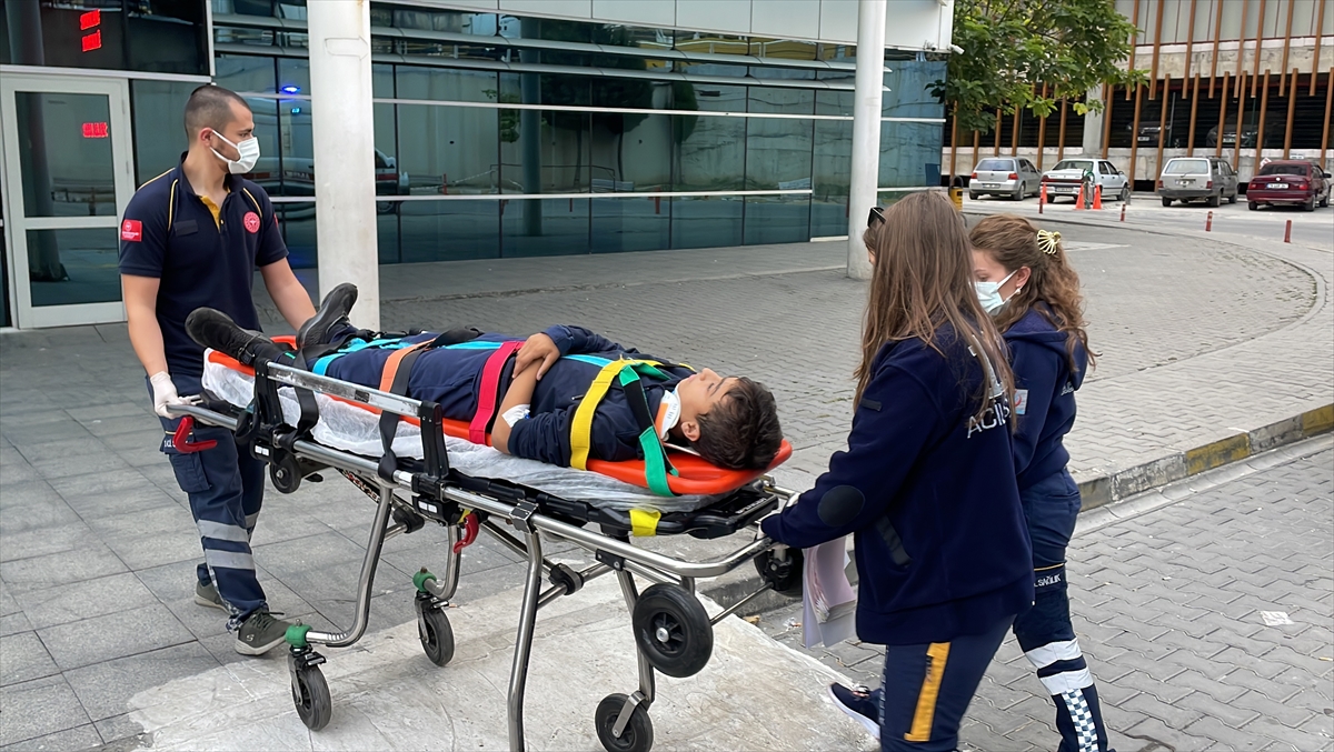 Karabük'te devrilen otomobildeki 3 kişi yaralandı