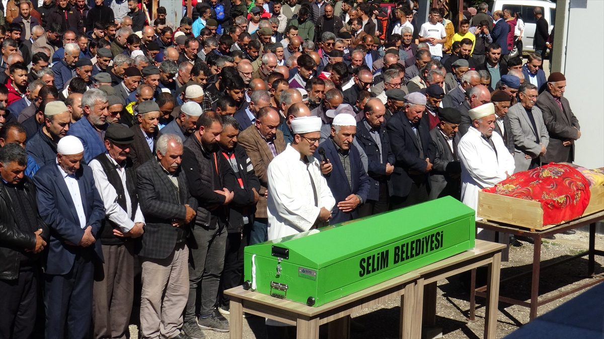 Kars'taki trafik kazasında ölen 4 arkadaşın cenazesi toprağa verildi