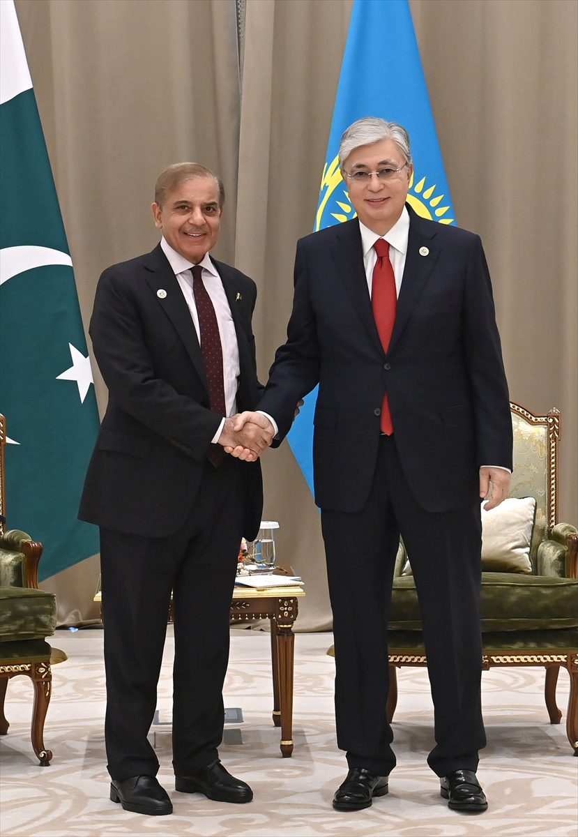 Kazakistan Cumhurbaşkanı Tokayev, Pakistan Başbakanı Şerif ile baş başa görüştü
