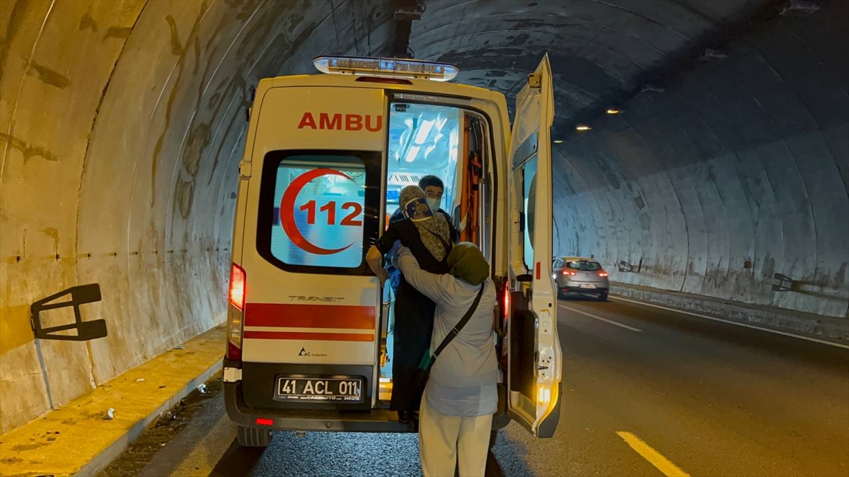 Kocaeli'de zincirleme trafik kazasında 3 kişi yaralandı