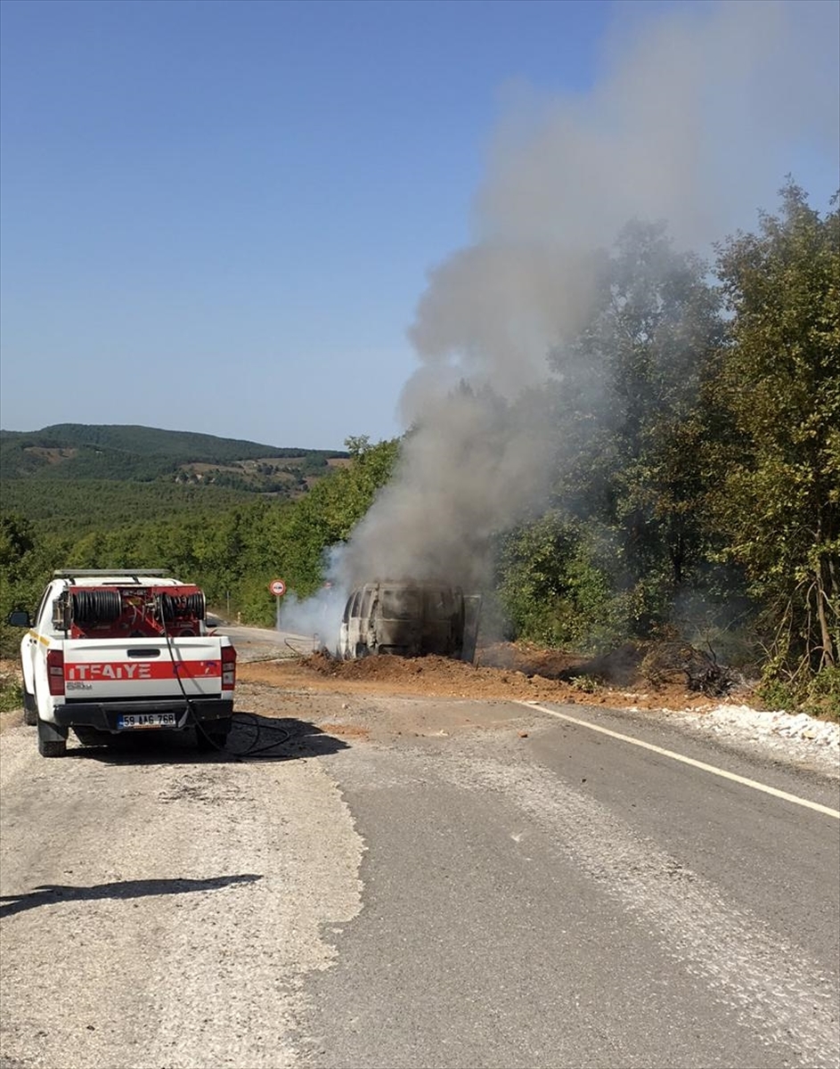 Manyas'ta hafif ticari araç seyir halindeyken yandı