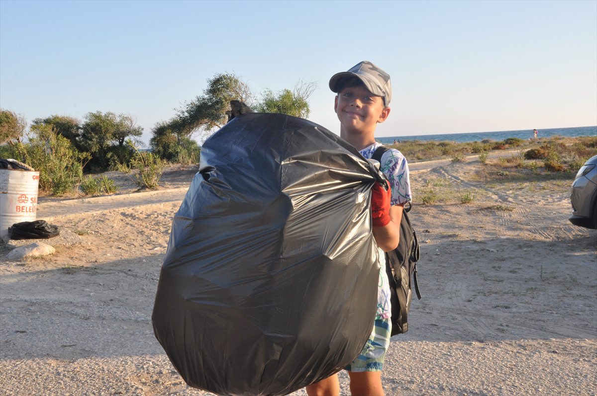 Mersin'de deniz kaplumbağalarının yuva yaptığı kumsal temizlendi