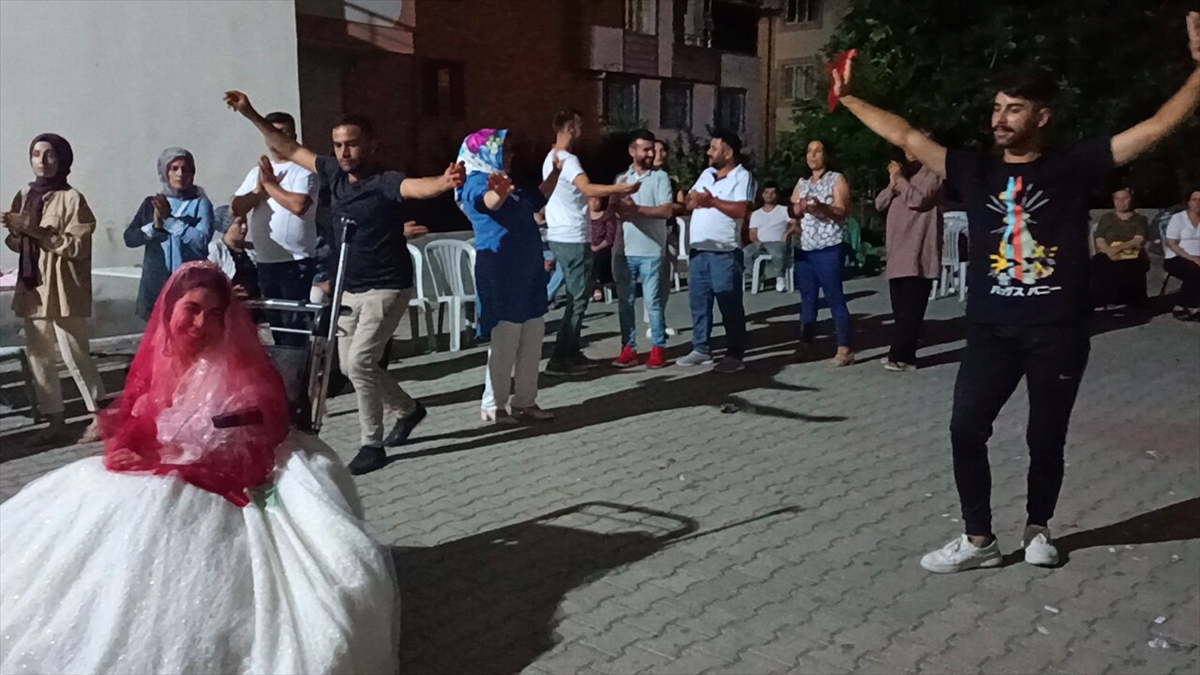 Osmaniye'de bedensel ve zihinsel engelli Ayşegül'ün gelinlik hayali gerçek oldu
