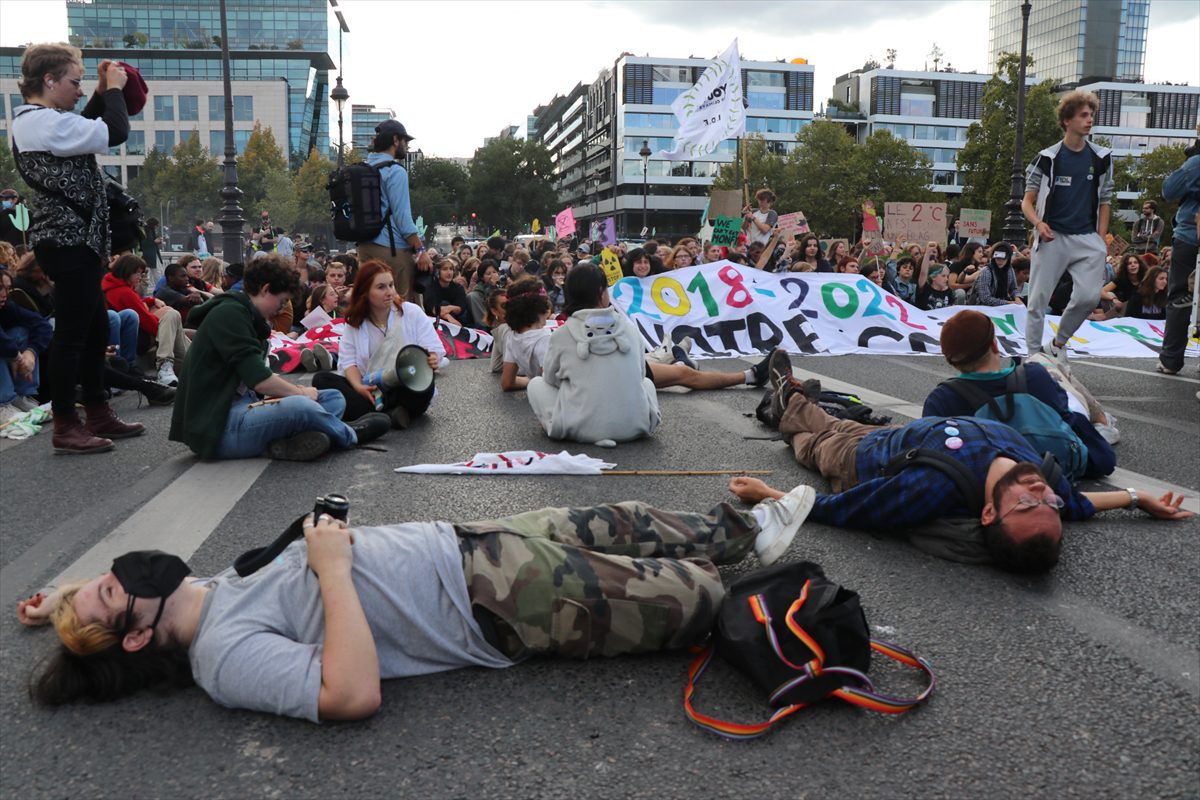 Paris'te gençler iklim için yürüdü