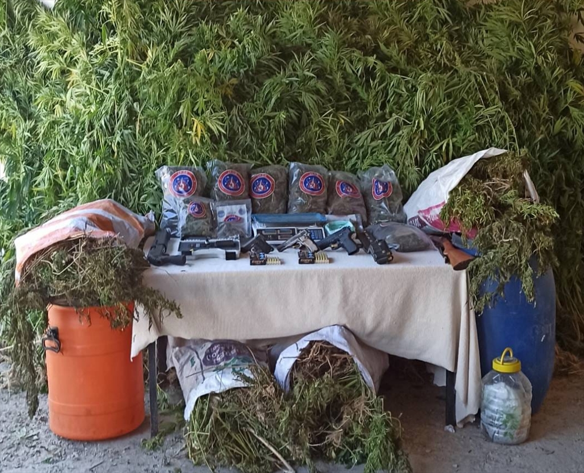 Sakarya'da 70 kilogram esrar ele geçirilen operasyonda 3 şüpheli yakalandı