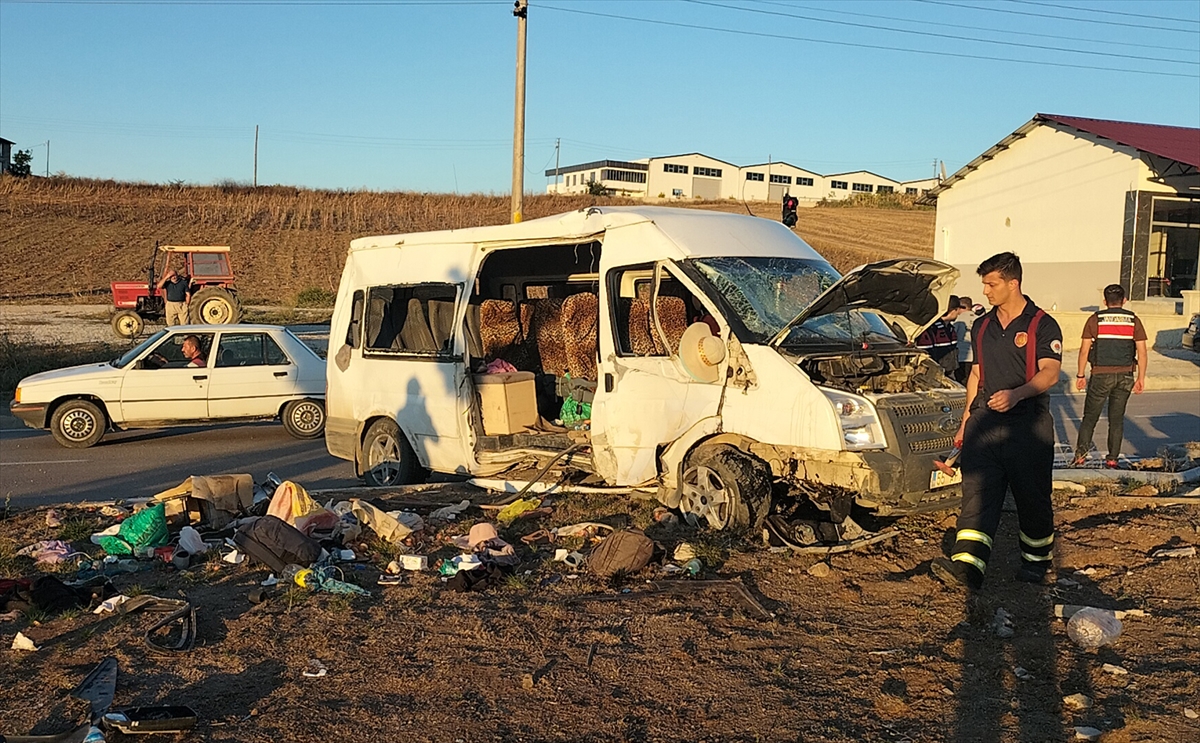 Samsun'da tarım işçilerini taşıyan minibüs devrildi, 27 kişi yaralandı