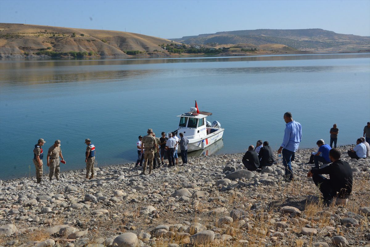 Şanlıurfa'da zıpkınla balık avlamak amacıyla gölete giren lise müdürü boğuldu