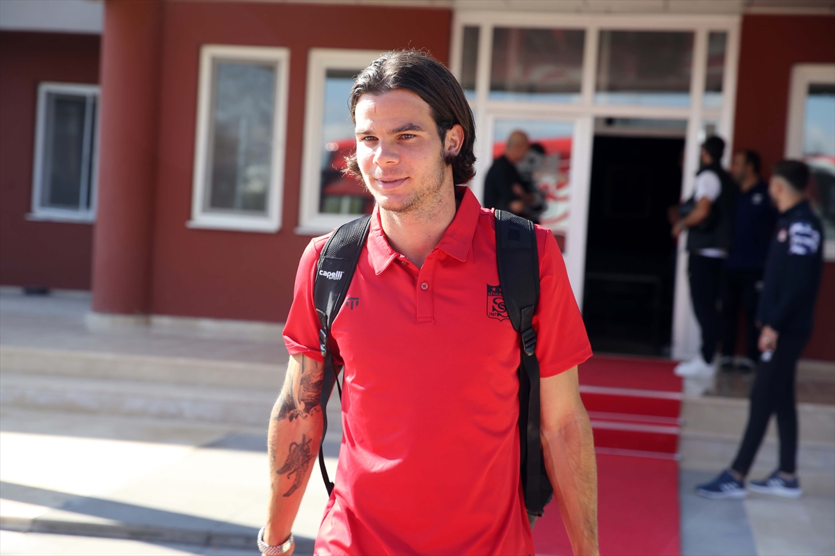 Sivasspor, CFR Cluj maçı için Romanya'ya gitti