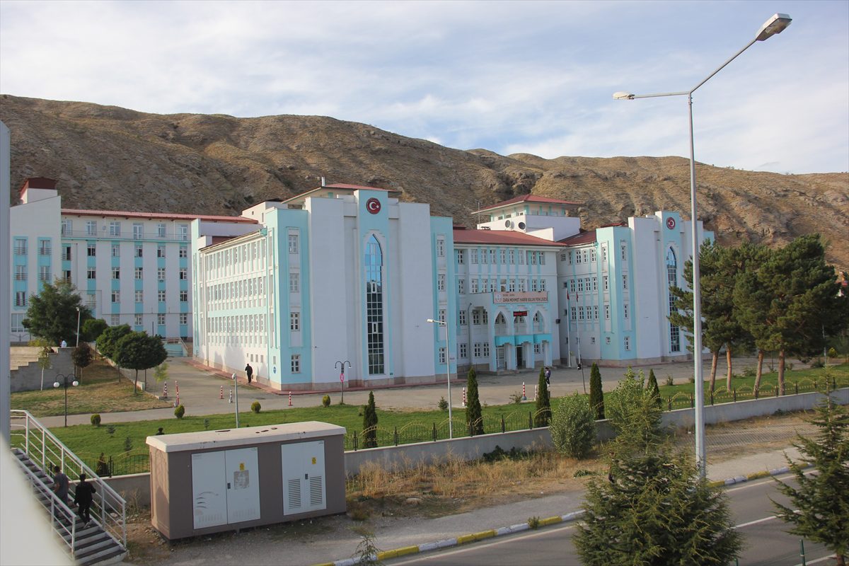 Sivas'ta öğrenci yurdunda çıkan yangında 11 öğrenci dumandan etkilendi