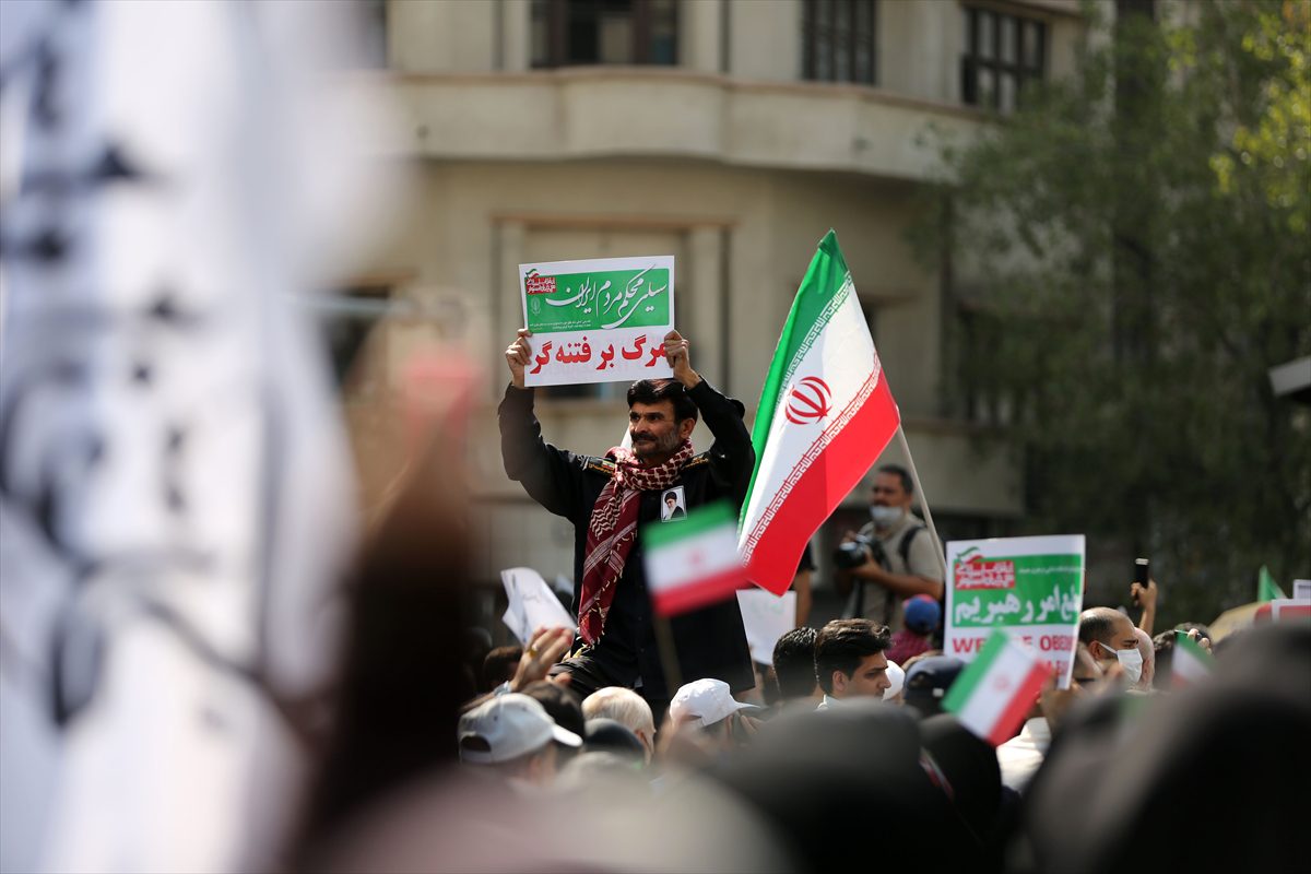 Tahran'da yönetime destek yürüyüşü düzenlendi