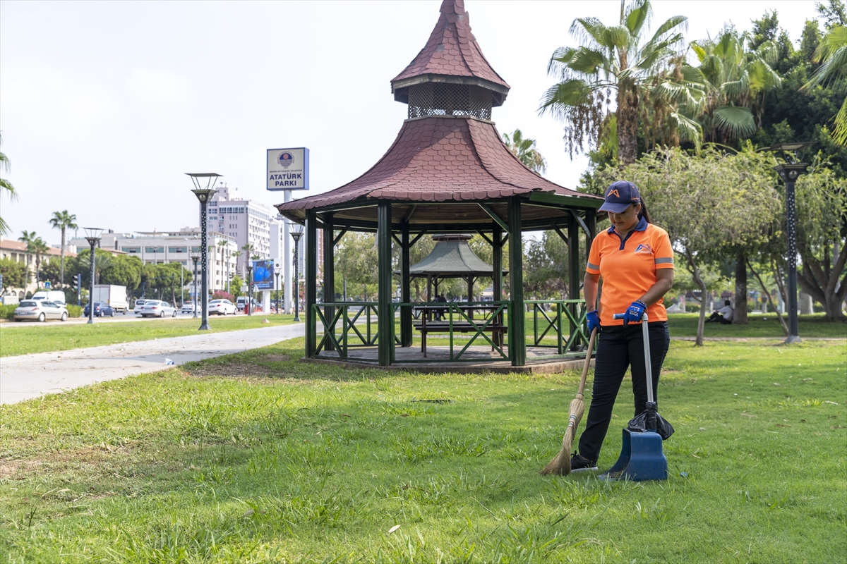 Temizlik işçisi olarak çalıştığı belediyenin Türk halk müziği solisti oldu