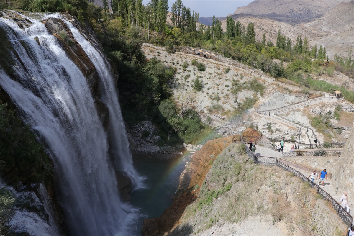 Tortum Şelalesi'nde sonbahar mevsiminde hafta sonu yoğunluğu