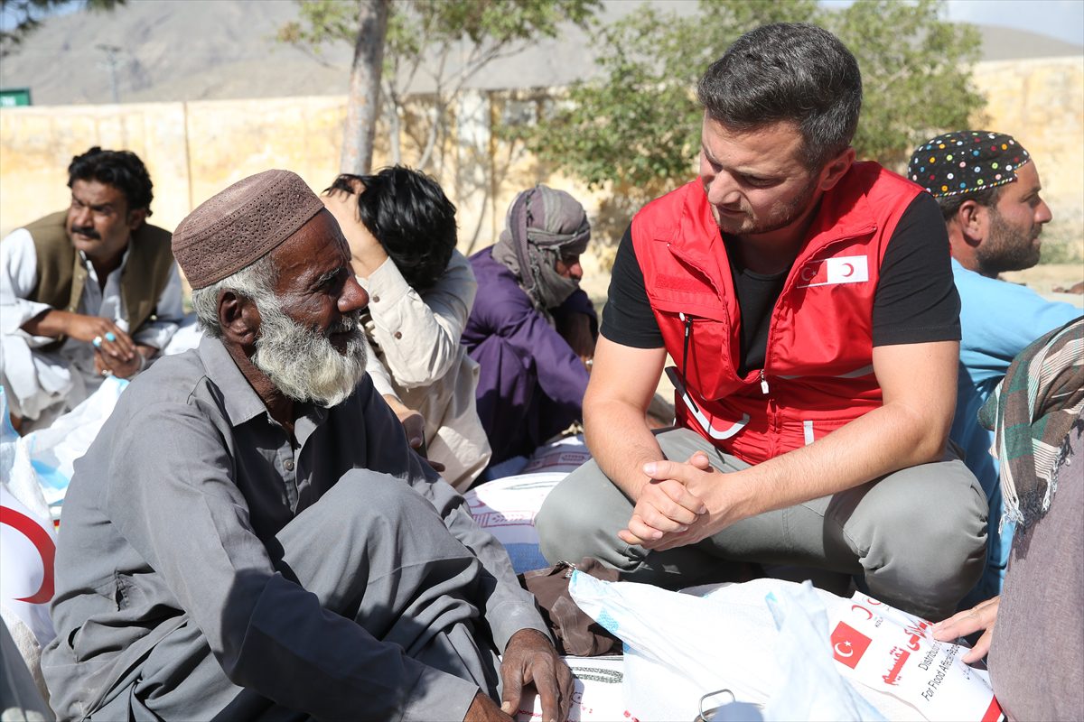 Türk Kızılay, yaptığı yardımlarla Pakistanlı selzedelerin yüzünü güldürdü