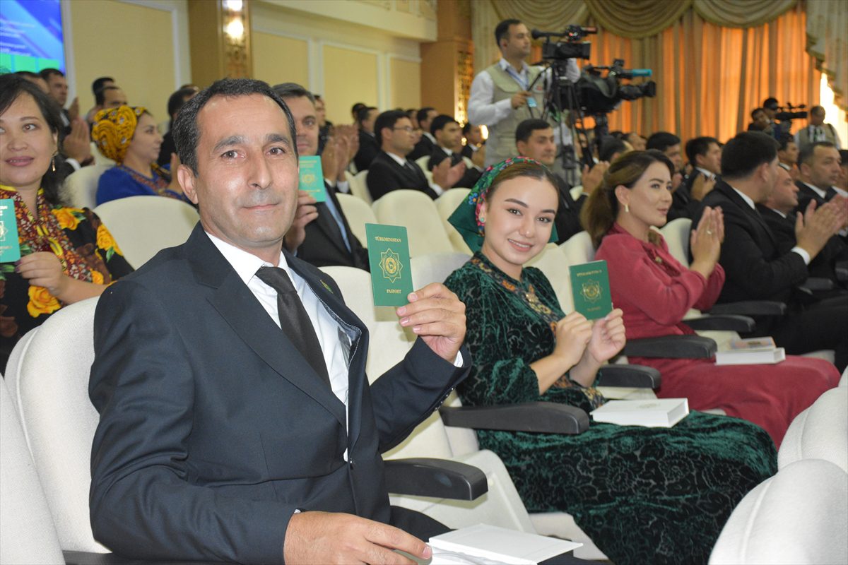 Türkmenistan’da daimi ikamet eden yabancı uyruklulara Türkmenistan pasaportu verildi