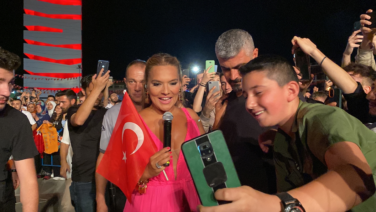 Uşak'ın kurtuluşunun 100. yılı etkinliklerinde şarkıcı Demet Akalın konser verdi