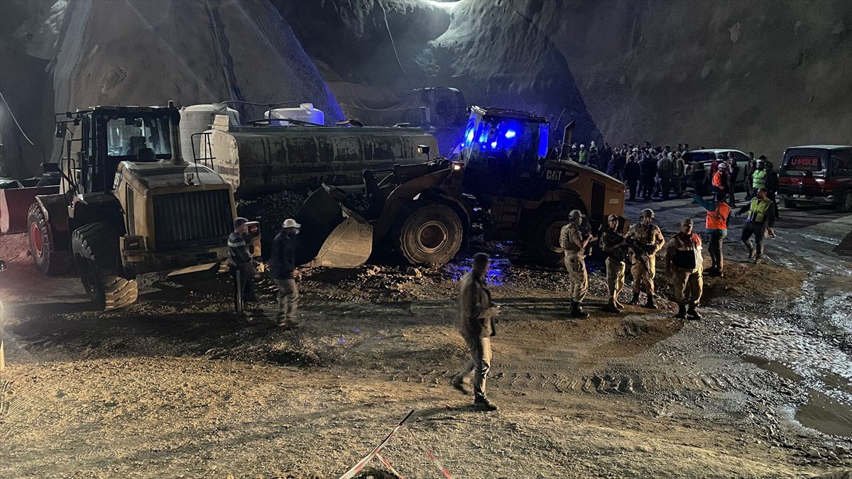 GÜNCELLEME – Van'da inşaatı süren tünelde göçük meydana geldi