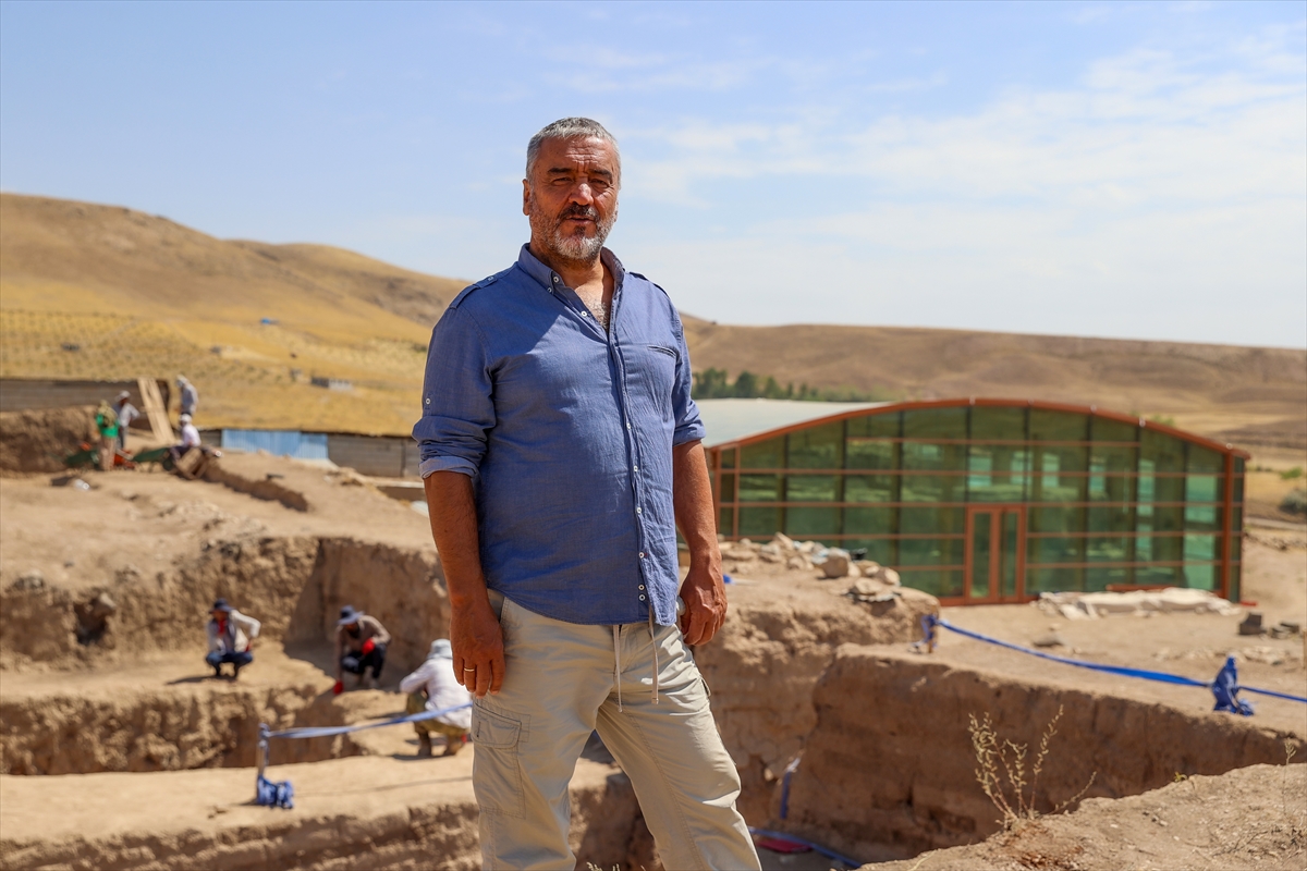 Van'da Urartulara ait mimari kaplama levhası bütün halde bulundu