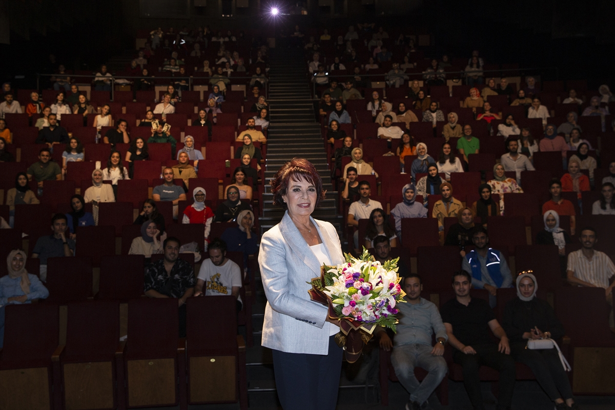 Yeşilçam'ın sevilen oyuncusu Hülya Koçyiğit gençlerle bir araya geldi: