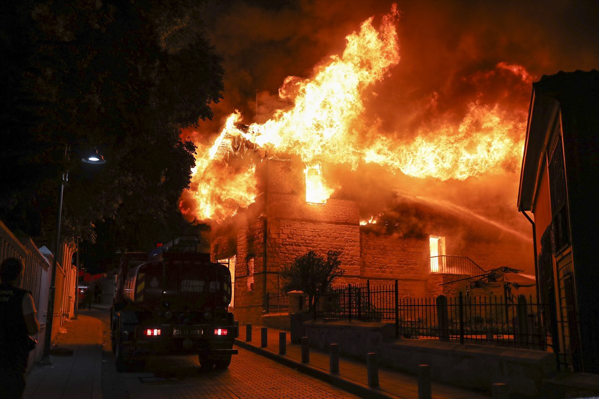 Zeytinburnu'nda Tarihi Merkez Efendi Fırını çıkan yangında alev alev yandı