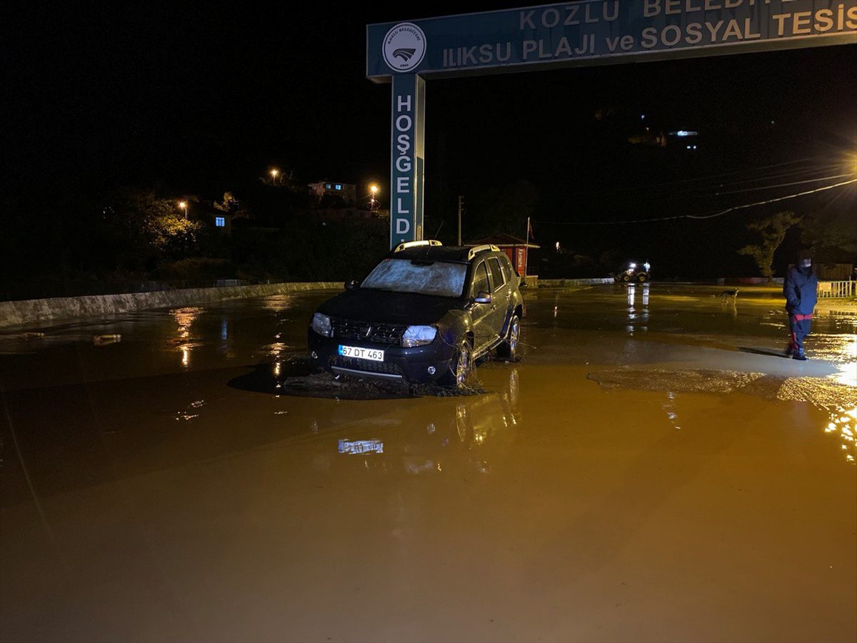 Zonguldak'ta sağanak nedeniyle Ilıksu Deresi taştı