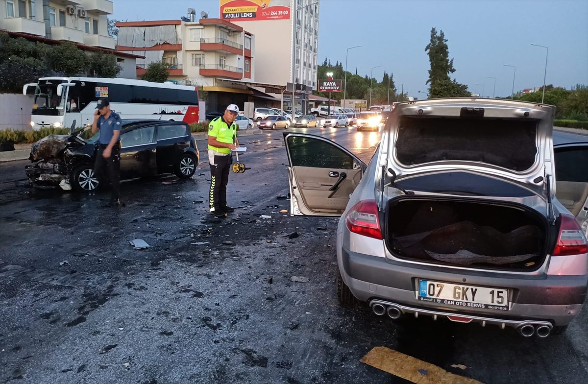 Antalya'da 2 otomobilin çarpıştığı kazada, baba öldü, polis memuru oğlu yaralandı
