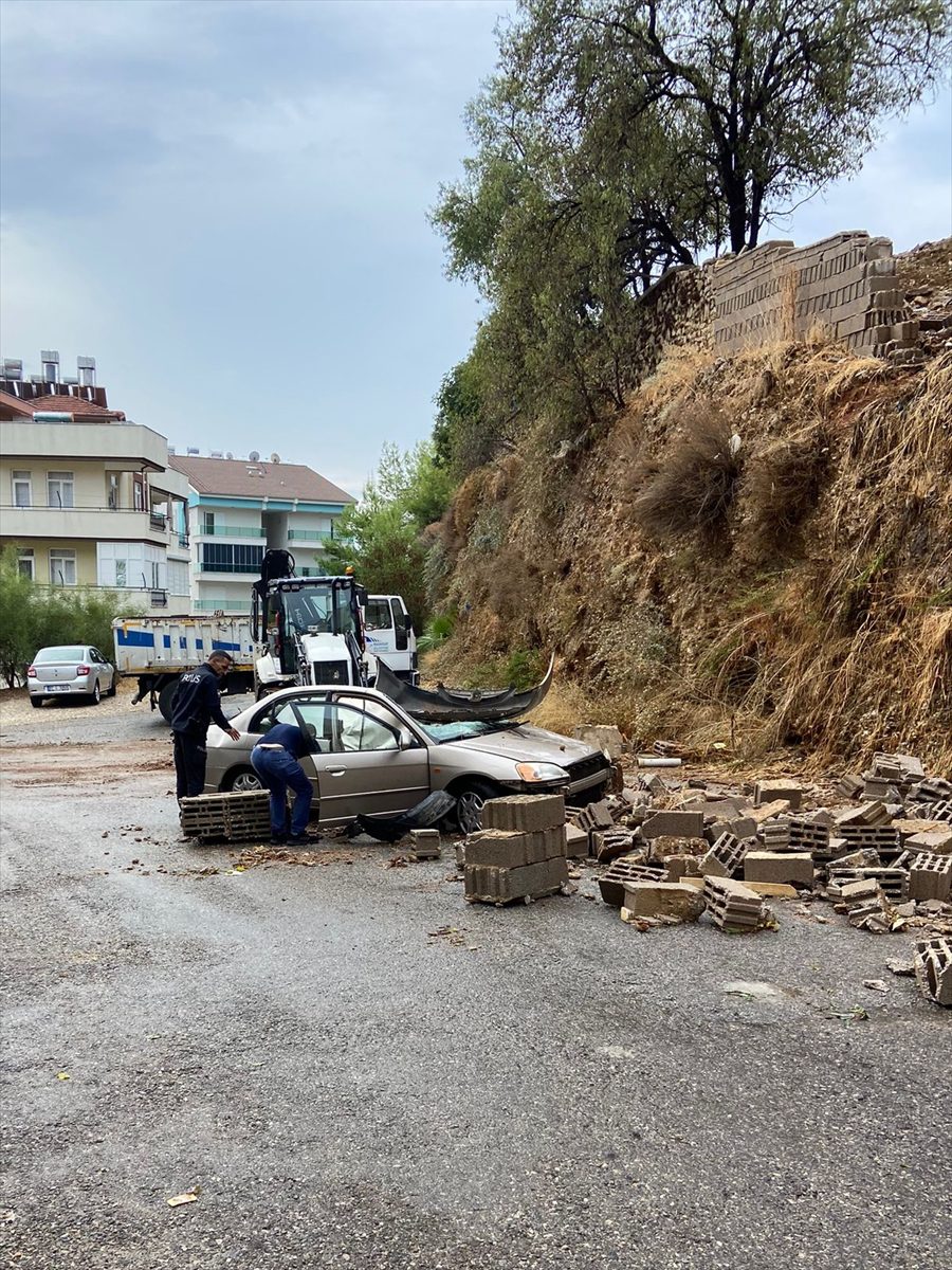 Antalya'da dolu ve fırtına tarım alanlarına zarar verdi